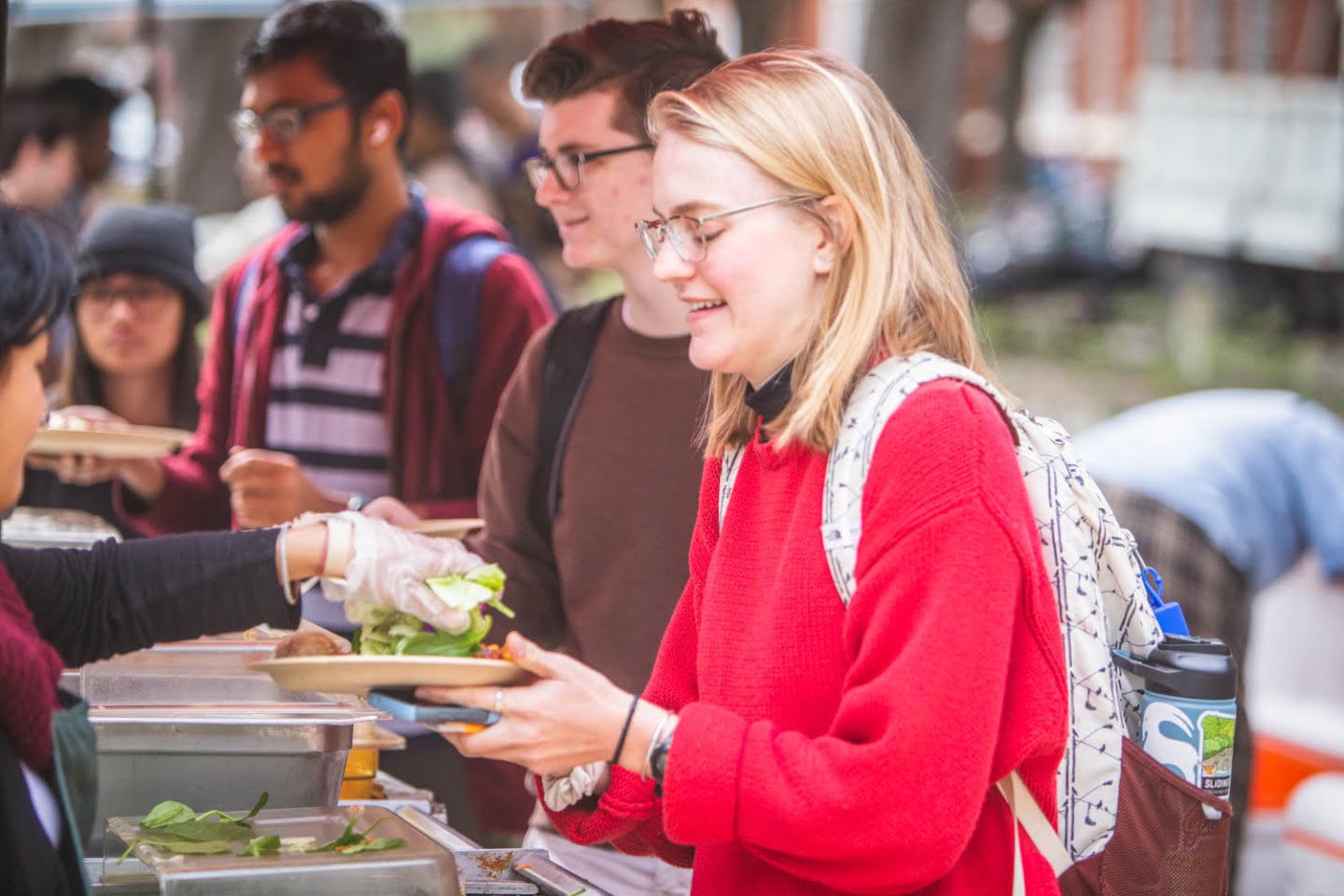 Nuevo camión de comida Hare Krishna para combatir la inseguridad alimentaria entre los estudiantes Estados Unidos 2024