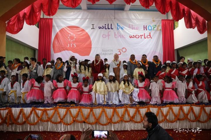 Budistas celebran el 30 aniversario de la Academia comunitaria Sujata India 2024