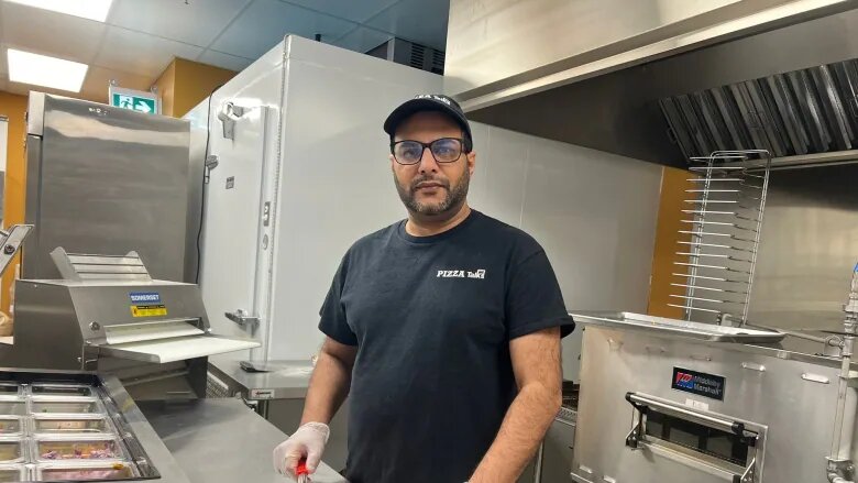Propietario de una pizzería sij ofrece comida gratis a quien la necesite Canadá 2024