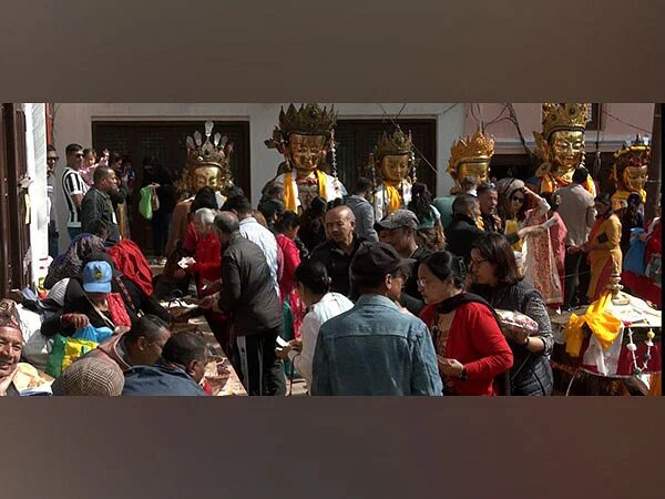 Budistas traen 140 estatuas de Buda para celebrar el festival Samyak Mahadan en Katmandú India 2024