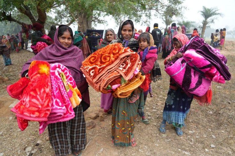 Fundación budista distribuye mantas para combatir el frío invernal India 2024