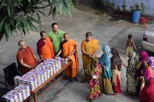 Monjes budistas ofrecen la generosidad del Iftar a los musulmanes Bangladesh 2024