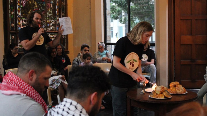 Judíos, musulmanes y cristianos se dan la mano en un servicio interreligioso Sudáfrica 2024