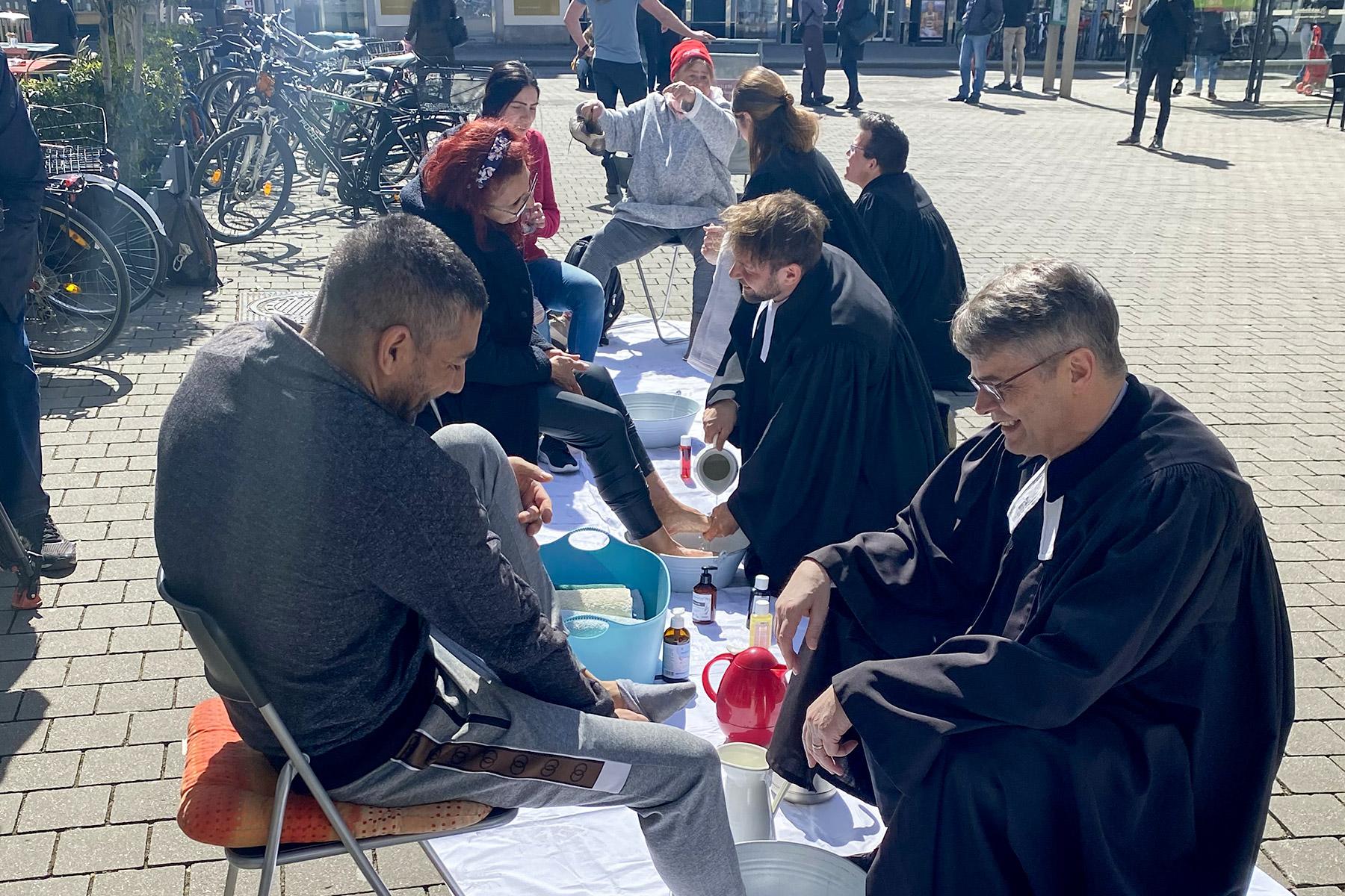 Luteranos y socios ecuménicos reviven una tradición bíblica lavando los pies al público Austria 2024