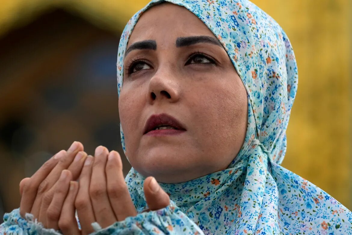 Millones de musulmanes de todo el mundo celebran el Eid al-Fitr Internacional 2024