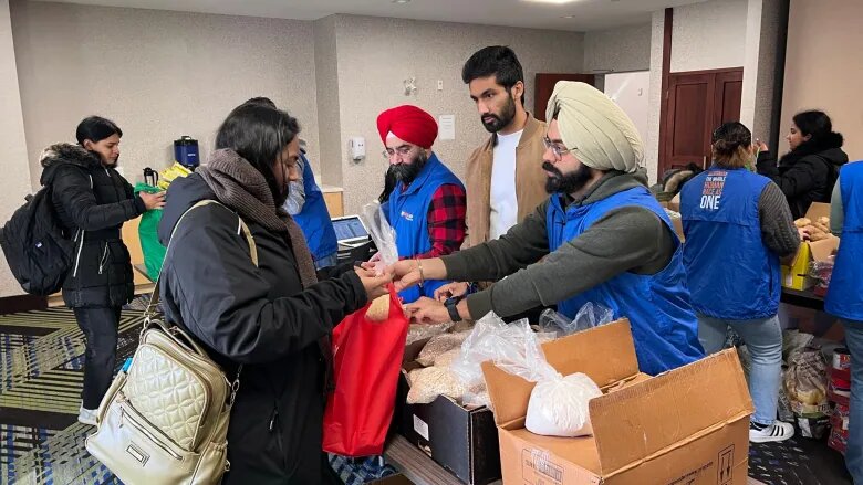 Organización sij celebra el Mes de la Herencia Sij con una campaña de recogida de alimentos Canadá 2024