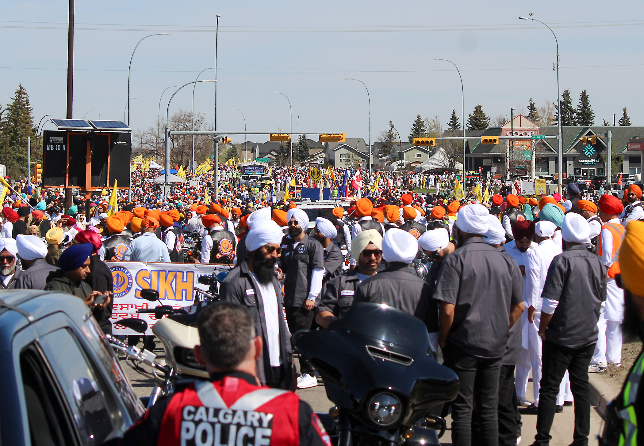 El desfile Nagar Kirtan 2024 de Calgary celebra la fe y la comunidad sijs Canadá 2024