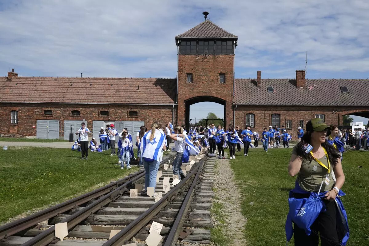 Sobrevivientes del Holocausto y de ataque de Hamás participan en ceremonia de recordación Polonia 2024