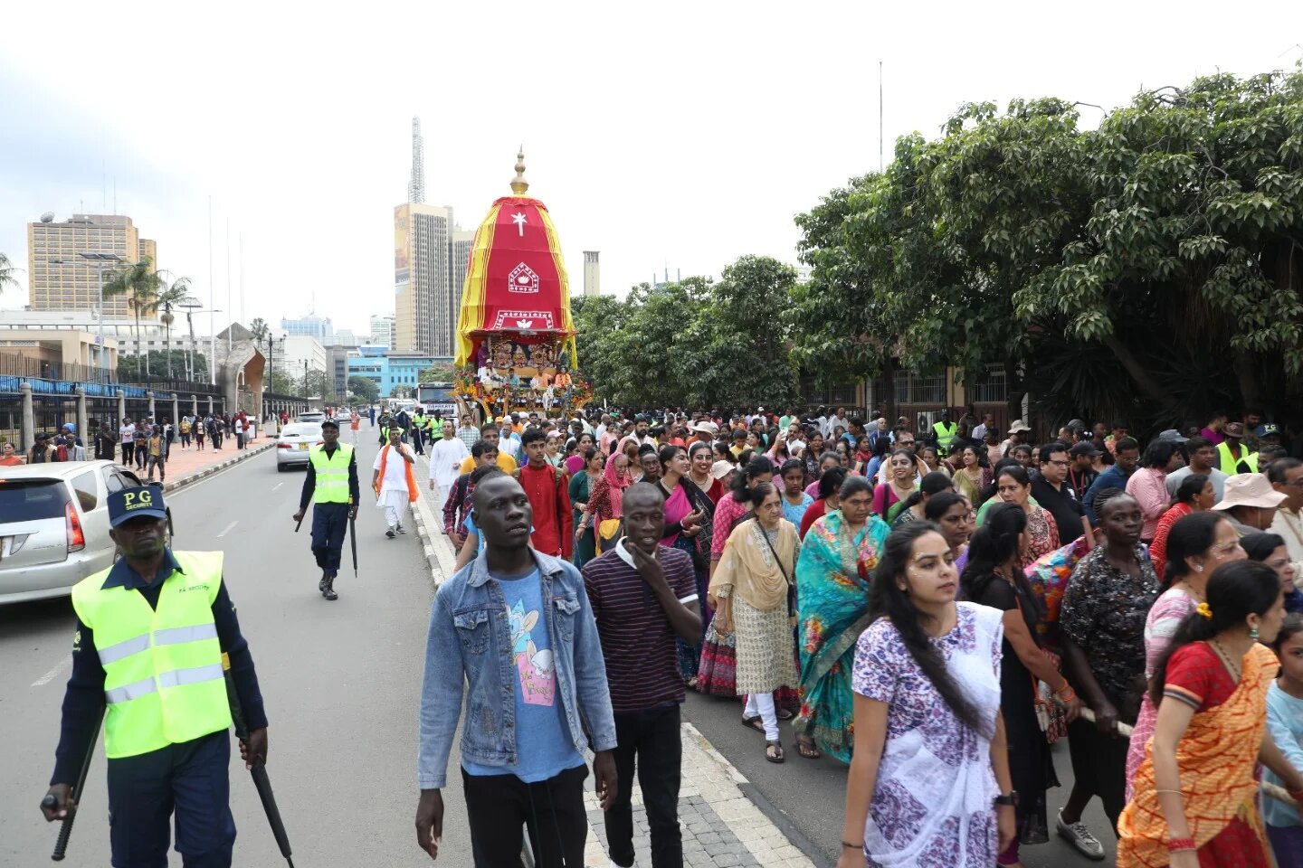 El Festival Ratha Yatra de ISKCON Nairobi atrajo a miles de personas Kenia 2024