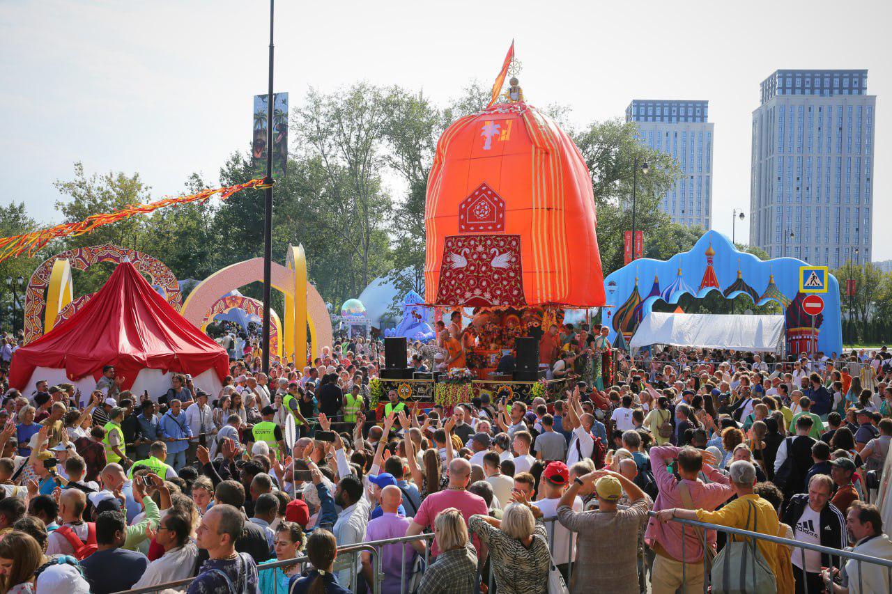 Miles de personas participan en el Rathayatra Hare Krishna Rusia 2024