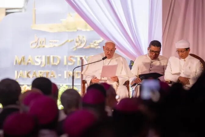 El Papa Francisco participa en un encuentro interreligioso y alienta “una humanidad libre, fraterna y pacífica” Indonesia 2024