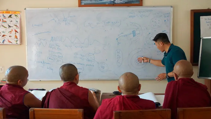 El proyecto de las monjas tibetanas busca dotar de medios de comunicación al convento de Dolma Ling India 2024