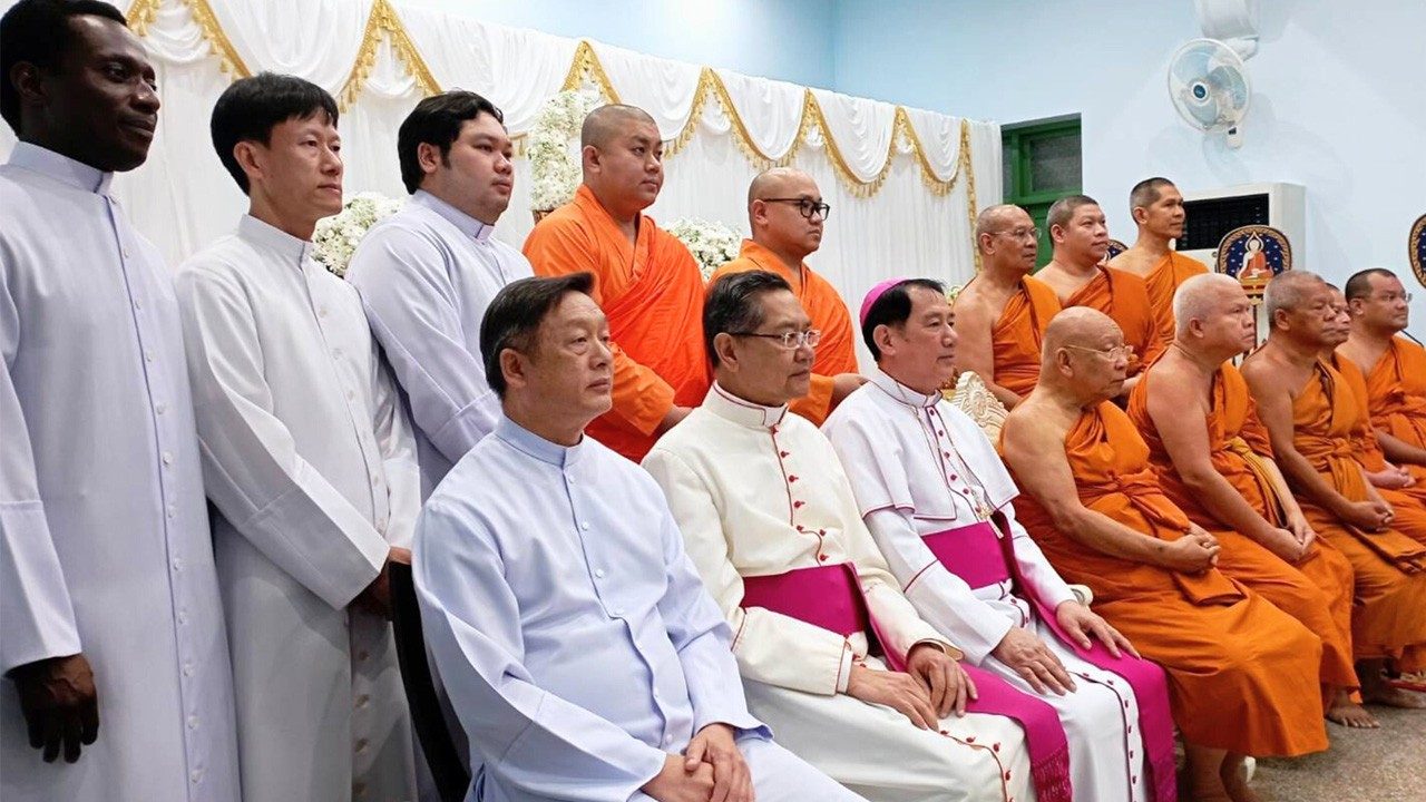 Líderes católicos y budistas se reúnen para homenajear al difunto cardenal Ayuso Tailandia 2w024