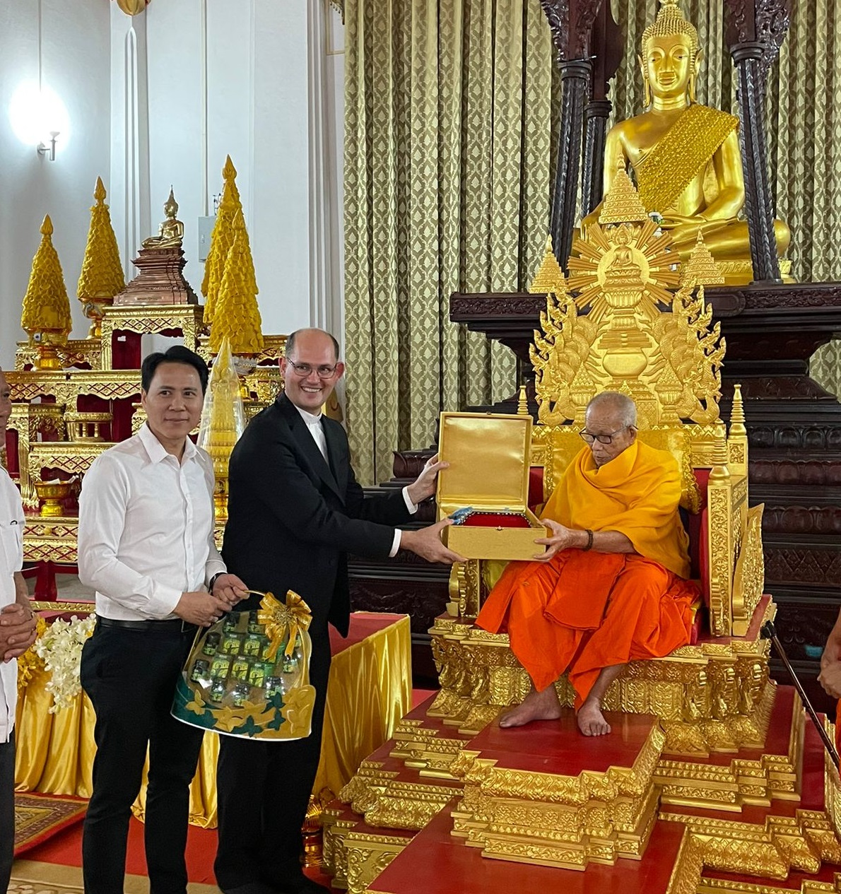 Católicos visitan a líder budista en un histórico encuentro interreligioso Laos 2025
