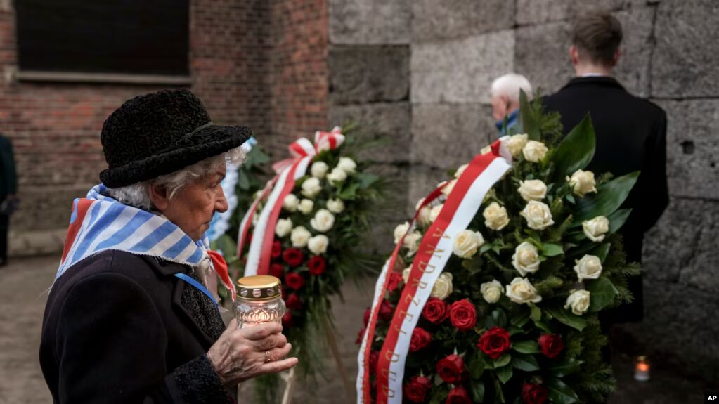 Sobrevivientes de Auschwitz conmemoran 80 aniversario de liberación del campo de exterminio Polonia 2025