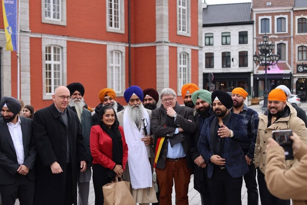 Líder religioso sij visita una ciudad belga en señal de amistad Bélgica 2025