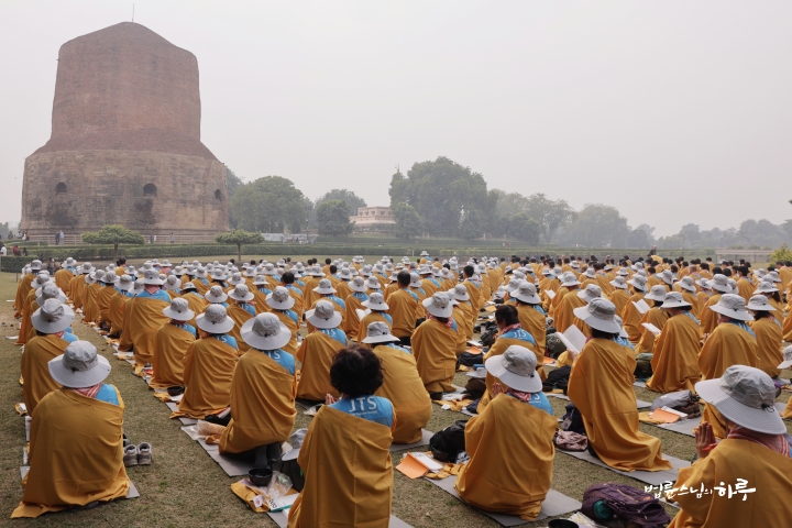 Monje budista guía a 430 practicantes en una peregrinación a la India y Nepal tras las huellas de Buda Internacional 2025