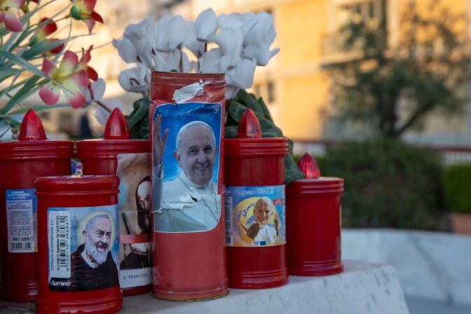 El Papa Francisco se mantiene estable y pasa el día sentado en un sillón Santa Sede 2025