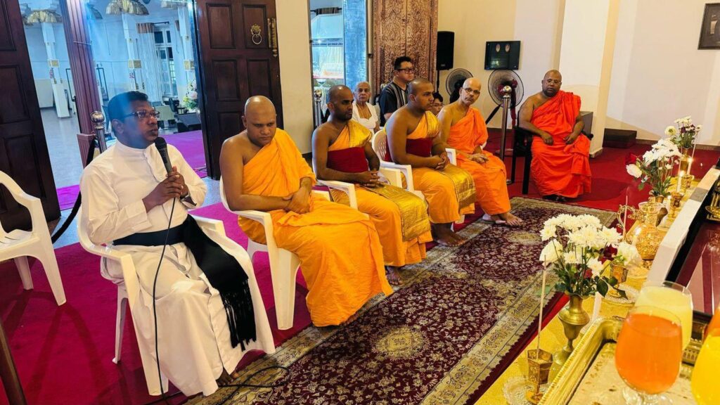 Monjes budistas rezan por el Papa Francisco Sri Lanka 2025