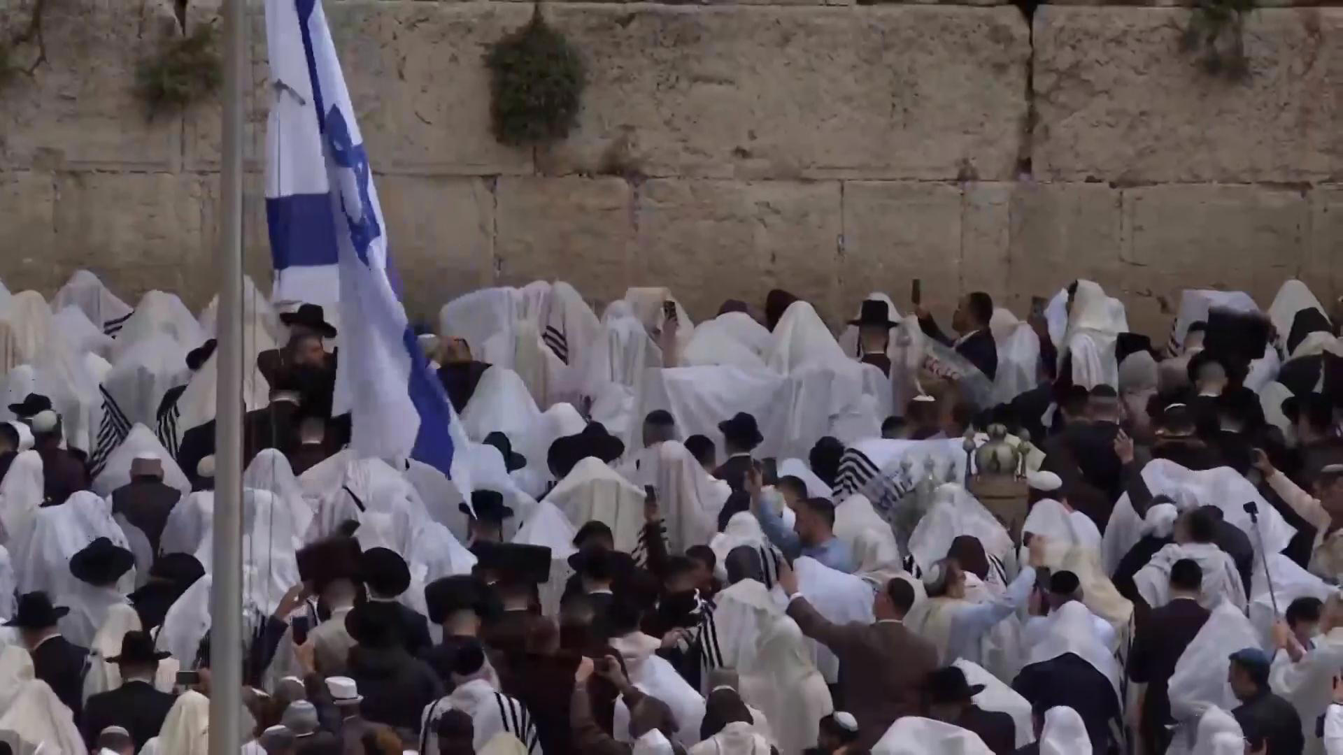 Decenas de miles de judíos se reúnen para la bendición tradicional en Jerusalén Israel 2025