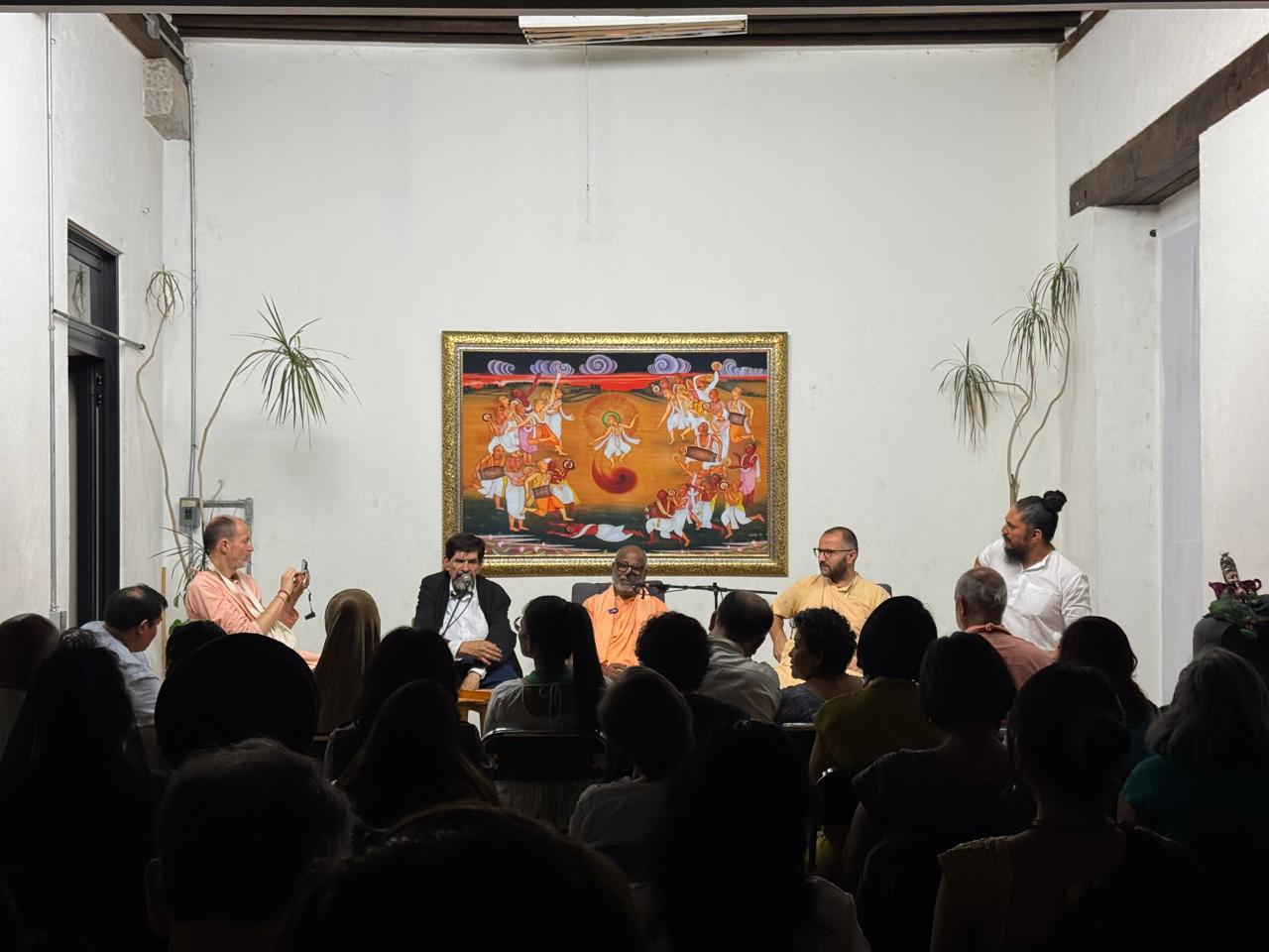 El Maestro Srila Bhakti Vichar Bishnu Goswami Maharaj da conferencia en Ciudad de México