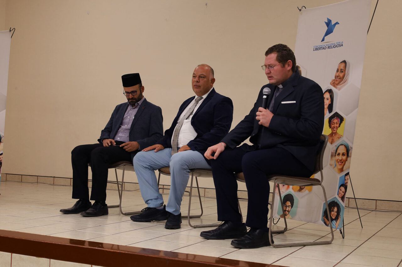 Líderes religiosos y académicos de Querétaro dialogan sobre el abandono de la fe en la posmodernidad
