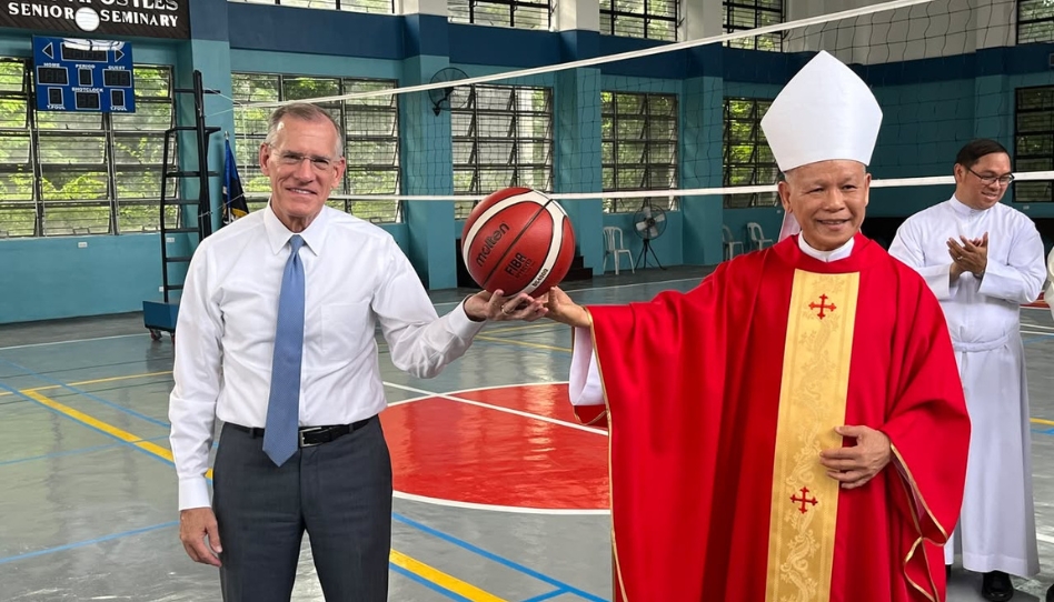 Líder Santo de los Últimos Días se une a líder católico en un acto de caridad Filipinas 2025