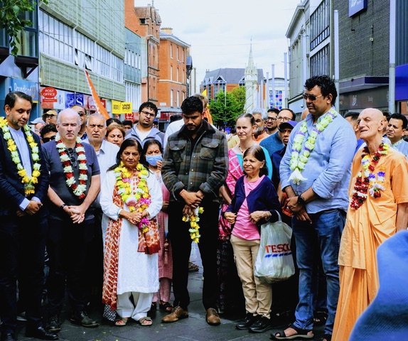 Fieles Hare Krishna rinden homenaje a los fallecidos en el accidente de Air India Reino Unido 2025