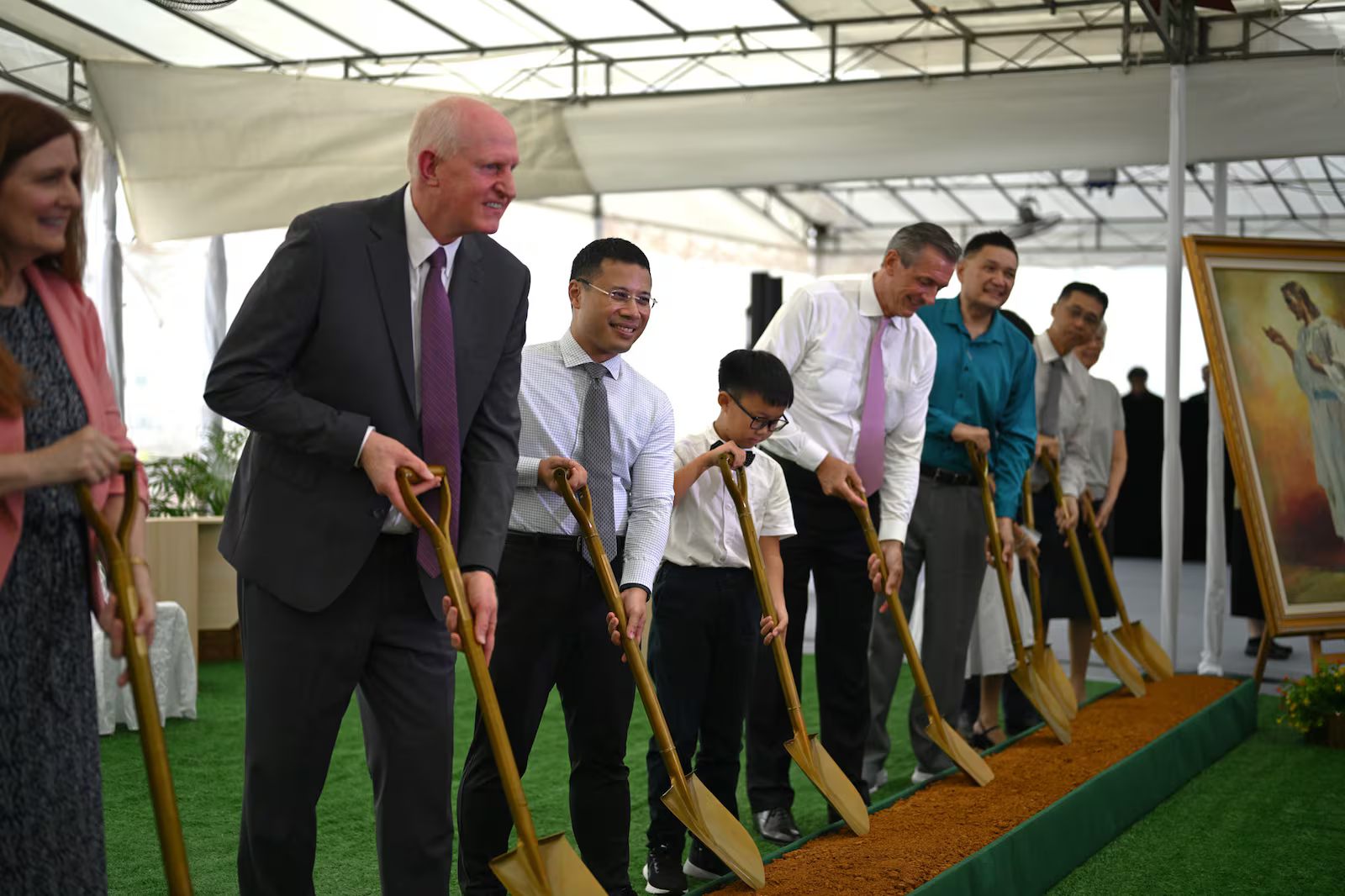 Se lleva a cabo la palada inicial del primer templo de la Iglesia de Jesucristo de los Santos de los Últimos Días en el país Singapur 2025