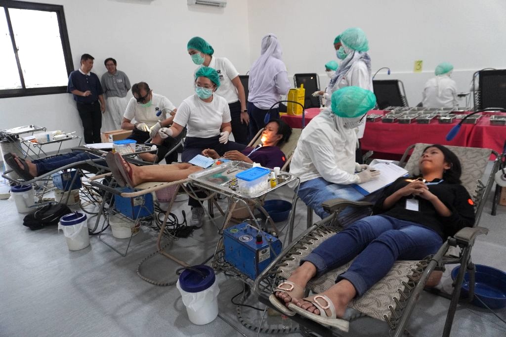 Voluntarios de organización budista ofrecen atención dental gratuita y educación a las comunidades vulnerables de Yakarta Indonesia 2025