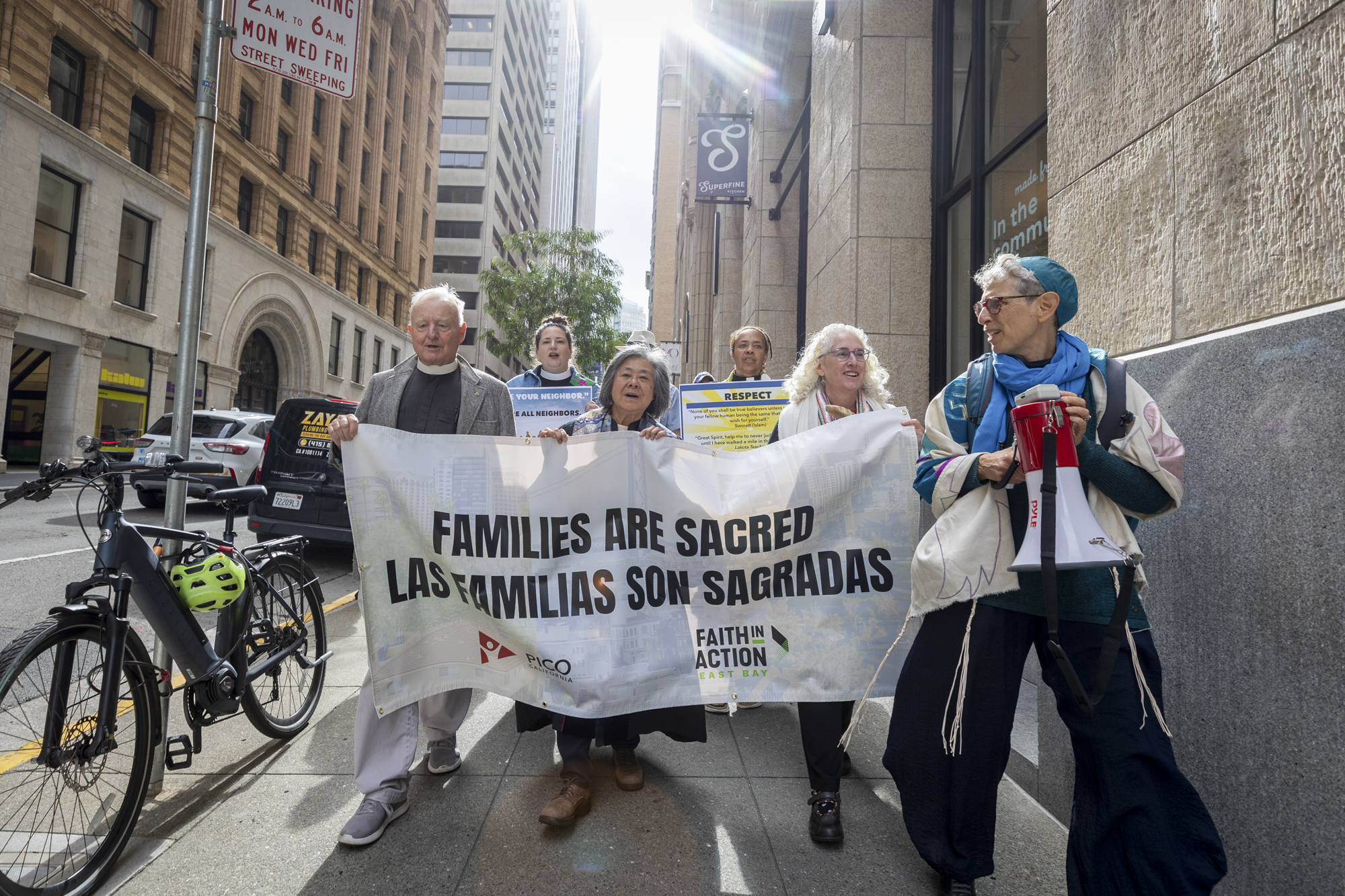 Líderes religiosos celebran una vigilia interreligiosa frente a la oficina del ICE en San Francisco Estados Unidos 2025