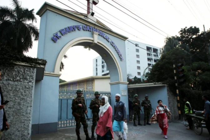 Los católicos afrontan la Navidad bajo custodia militar tras ataques a iglesia Bangladesh 2025