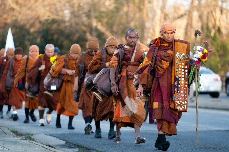Monjes budistas superan la mitad de su «Caminata por la Paz» a través de los Estados Unidos 2026