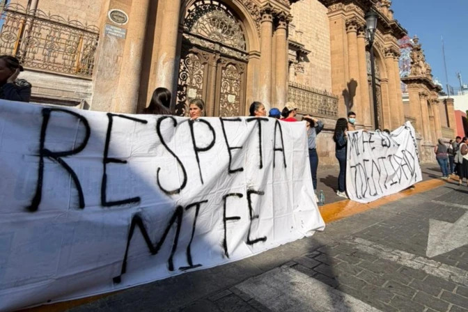 Católicos formaron cadenas humanas para proteger iglesias el 8M México 2026