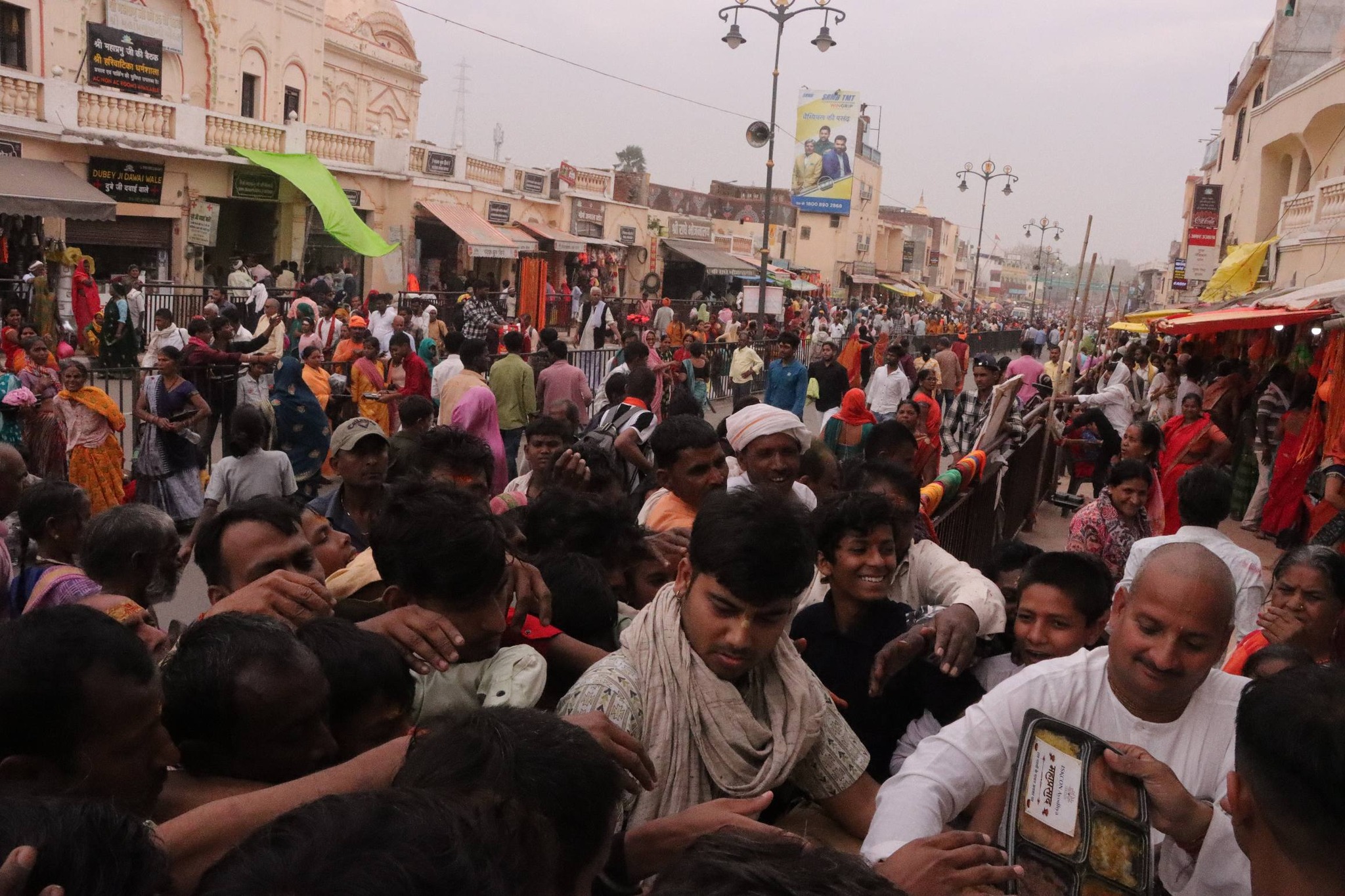 ISKCON Ayodhya celebra el Ram Navami con un reparto de prasadam y oraciones por la paz India 2026