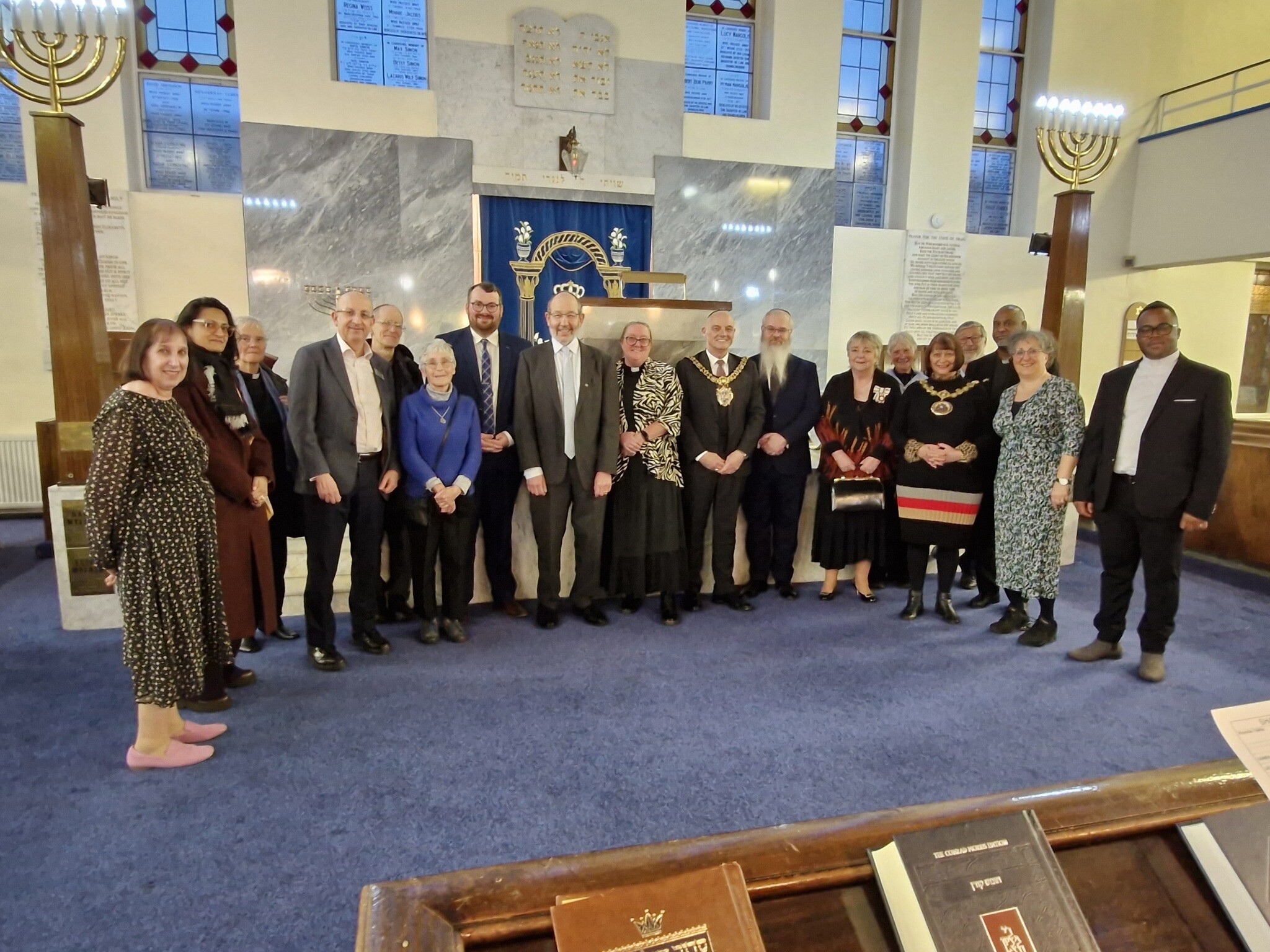 Líderes religiosos y cívicos se reúnen para celebrar un Séder interreligioso en la sinagoga de Heaton Park Reino Unido 2026