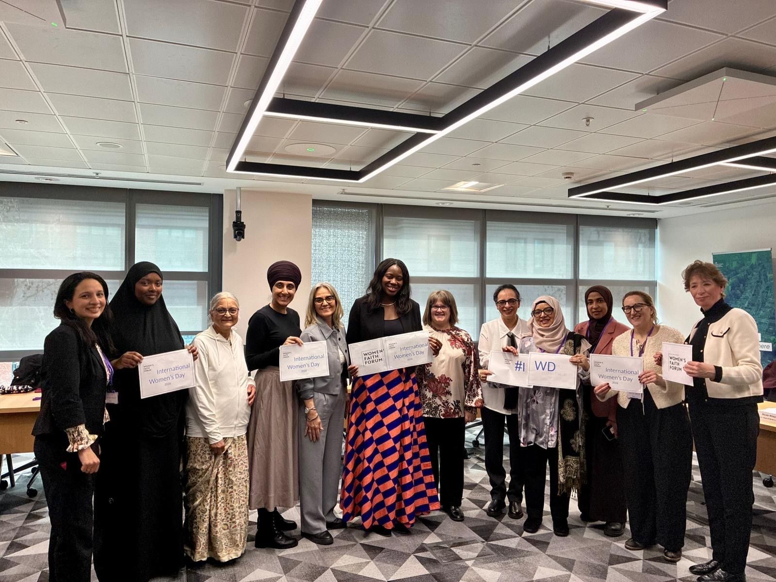 Representantes de ISKCON y otros líderes religiosos conmemoran el Día Internacional de la Mujer en Westminster Reino Unido 2026