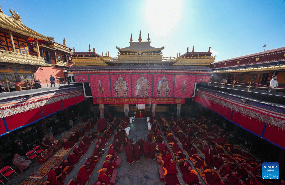 13 monjes obtienen un título equivalente al doctorado en budismo tibetano China 2026