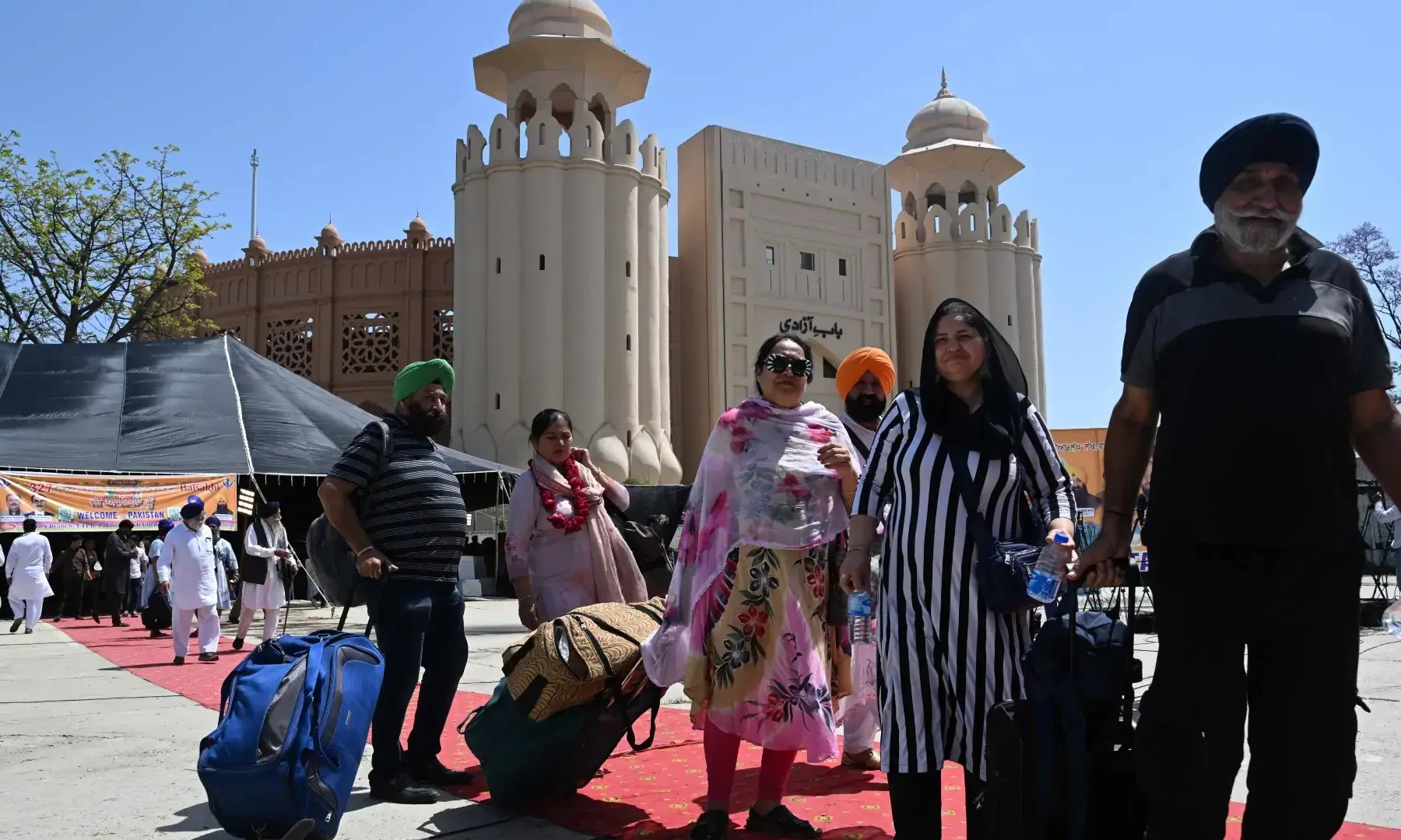 Miles de sikhs se reúnen en Gurdwara Panja Sahib para celebrar Baisakhi Pakistán 2026