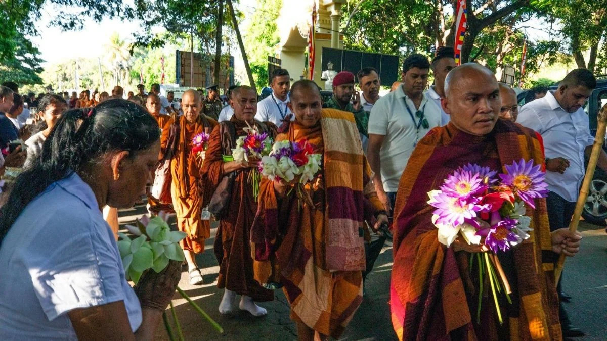 Monjes budistas emprenden una caminata de una semana por la paz Sri Lanka 2026