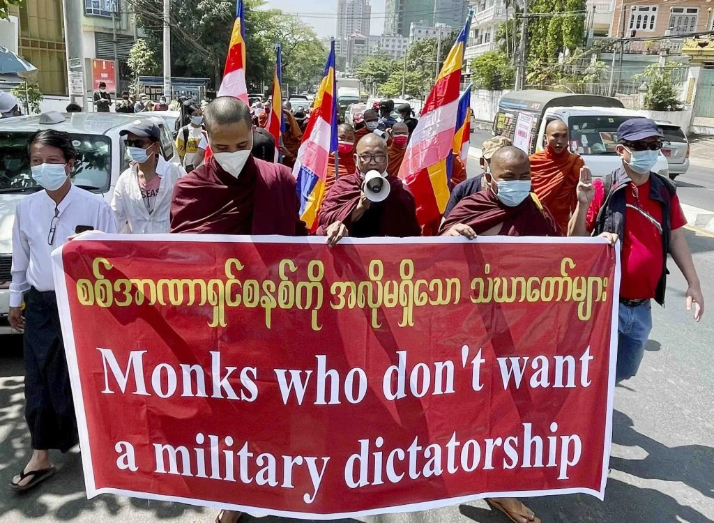 Abad budista detenido y golpeado por el ejército Myanmar 2026