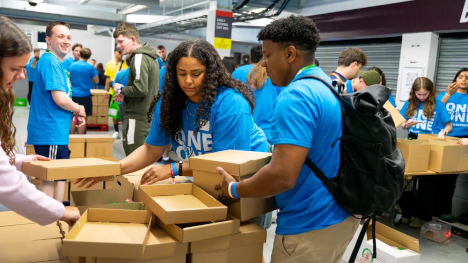Jóvenes europeos de La Iglesia de Jesucristo de los Santos de los Últimos Días preparan paquetes de alimentos para mujeres y niños necesitados Internacional 2026