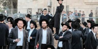 Judíos ultraortodoxos paralizan autopistas para rechazar servicio militar obligatorio Israel 2026