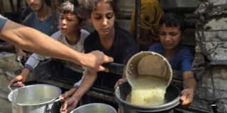 Organización budista entrega de ayuda alimentaria a las familias desplazadas en Gaza Palestina 2026