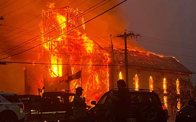 Arrestan a sospechoso de provocar incendio que destruyó histórica iglesia católica Cánada 2026