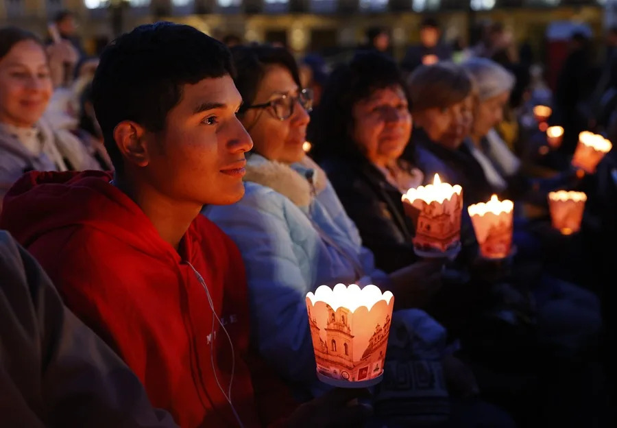 Cristianos y católicos rinden homenaje a las 331 víctimas que murieron en el terremoto del 10 de agosto