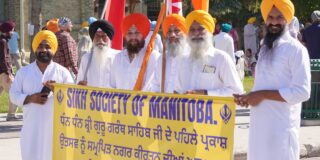 Miles de la comunidad sij se reúnen en el centro de Winnipeg para el Nagar Kirtan