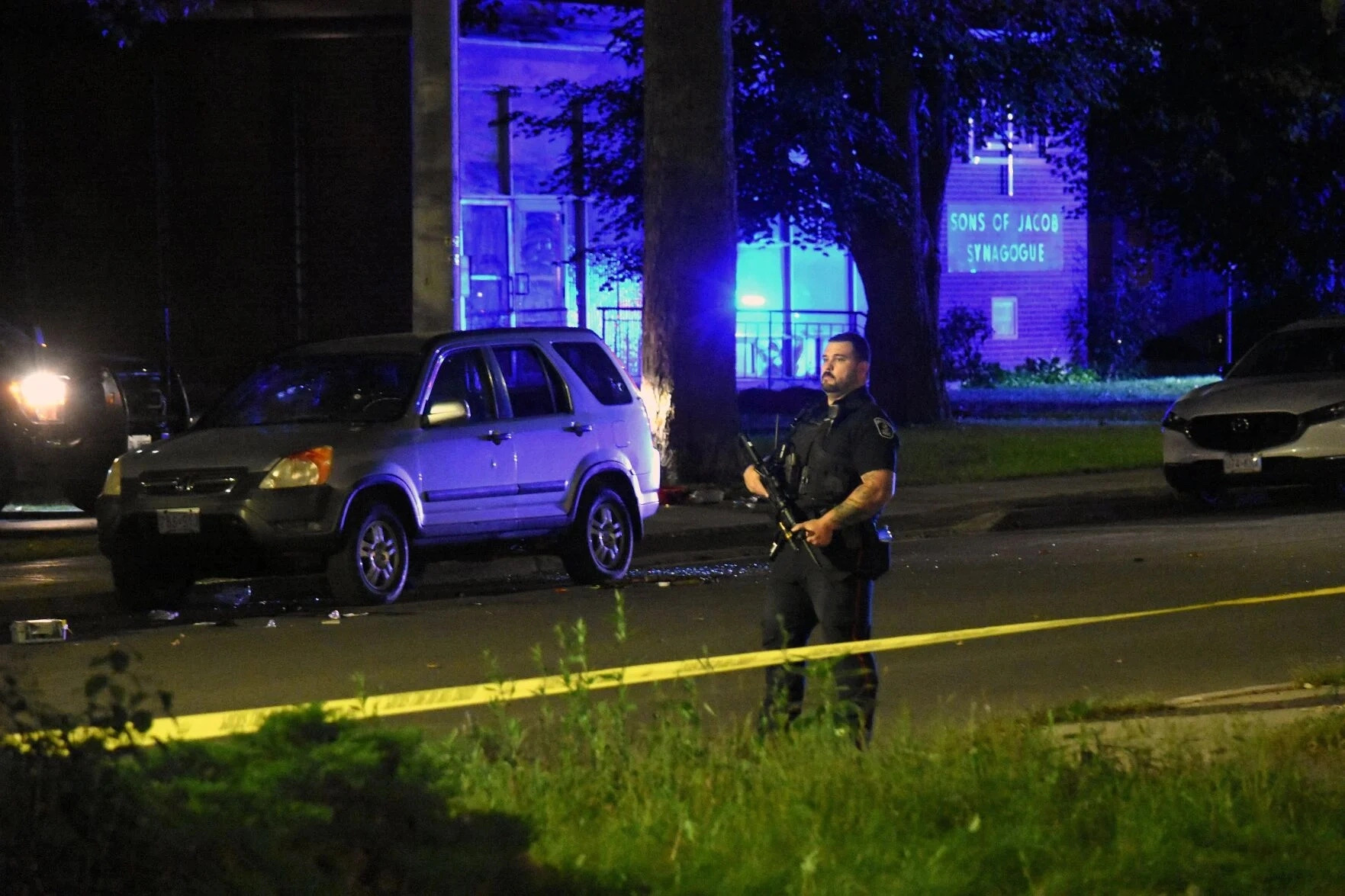 Hieren a un hombre y a un policía en un tiroteo cerca de una sinagoga en Yom Kipur